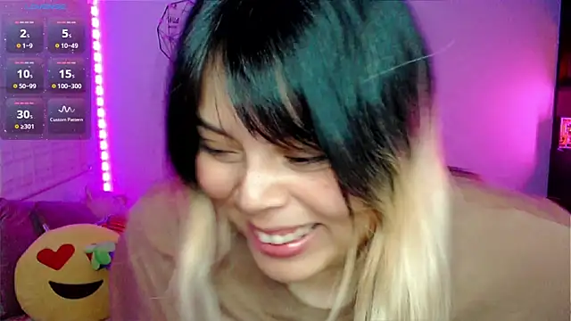 EllieMoonX online show from April 22, 2026, 12:02 am