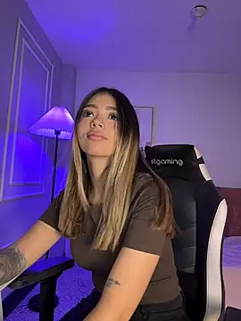 HoneyMollyX online show from April 5, 2026, 1:08 pm