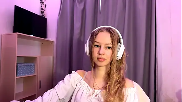 Snapshot of LunaCrave chatting on October 14, 2025, 5:19 am LunaCrave online show from October 14, 2025, 5:19 am