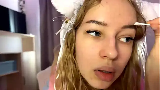 Snapshot of LunaCrave chatting on October 23, 2025, 9:30 am LunaCrave online show from October 23, 2025, 9:30 am