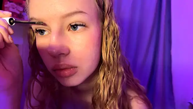 Snapshot of LunaCrave chatting on November 28, 2025, 12:41 pm LunaCrave online show from November 28, 2025, 12:41 pm