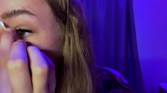 Snapshot of LunaCrave chatting on December 5, 2025, 11:08 am LunaCrave online show from December 5, 2025, 11:08 am