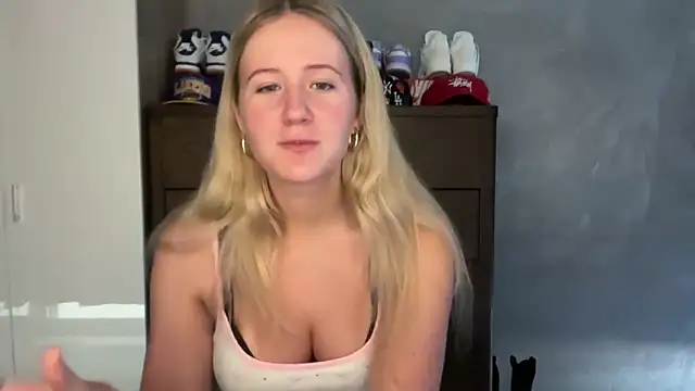 Snapshot of itssosierra chatting on February 19, 2026, 1:34 am itssosierra online show from February 19, 2026, 1:34 am