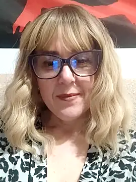 Amelialove42 online show from April 18, 2026, 7:40 pm