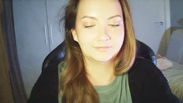 MoodieMira online show from April 12, 2026, 9:20 pm