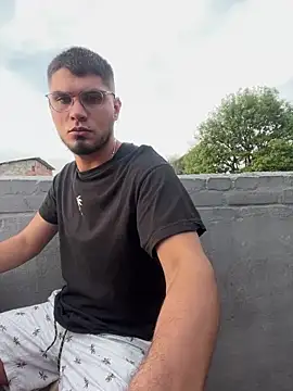 mirallesandbig online show from November 5, 2025, 9:59 pm