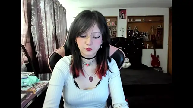 Maki Zein  online show from November 19, 2025, 5:24 pm