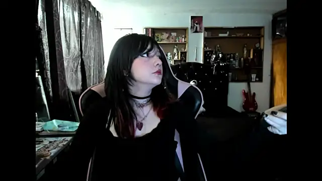 Maki Zein  online show from December 3, 2025, 7:56 pm