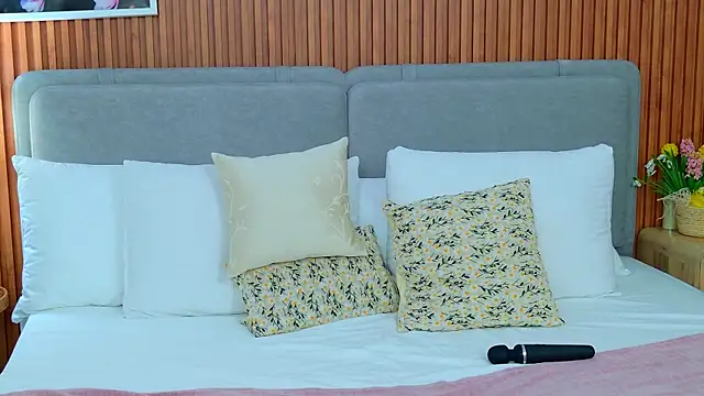 Snapshot of JulliRoss chatting on April 9, 2026, 6:19 am JulliRoss online show from April 9, 2026, 6:19 am