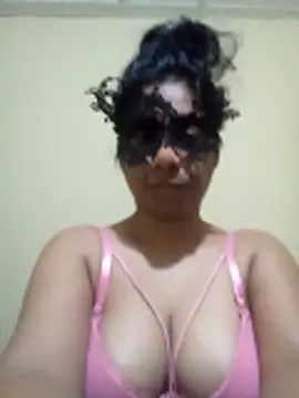 Expose Queen online show from December 1, 2025, 5:18 pm