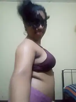 Expose Queen online show from February 26, 2026, 4:17 pm