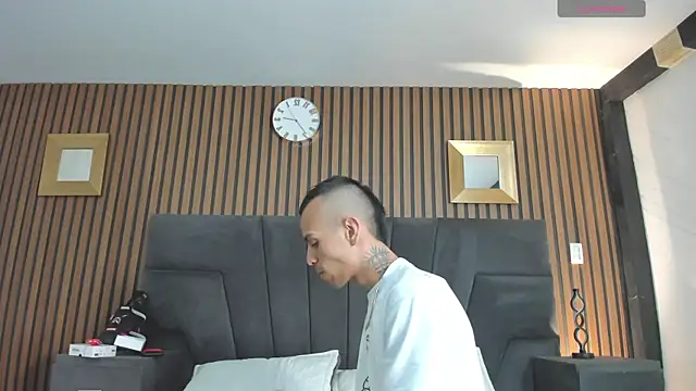 DerryAndIzzy online show from November 13, 2025, 4:33 am