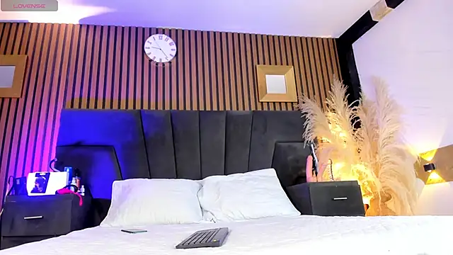 DerryAndIzzy online show from December 19, 2025, 5:14 am