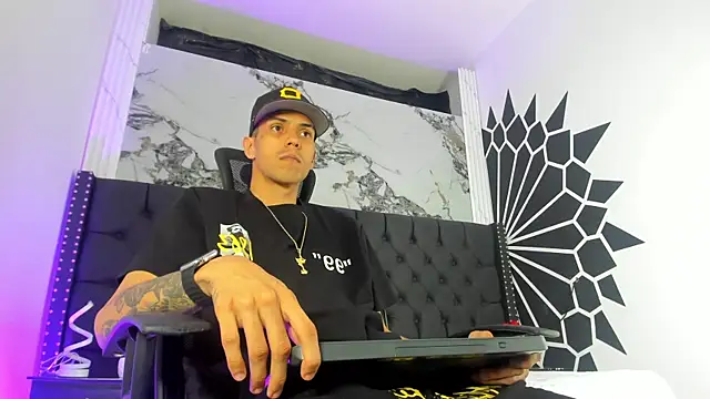 DerryAndIzzy online show from April 24, 2026, 4:59 am