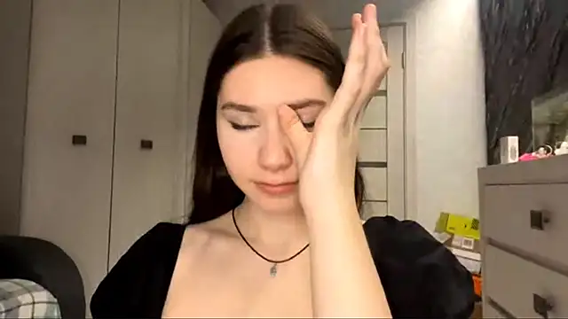 KaseyByczek online show from October 19, 2025, 9:43 am