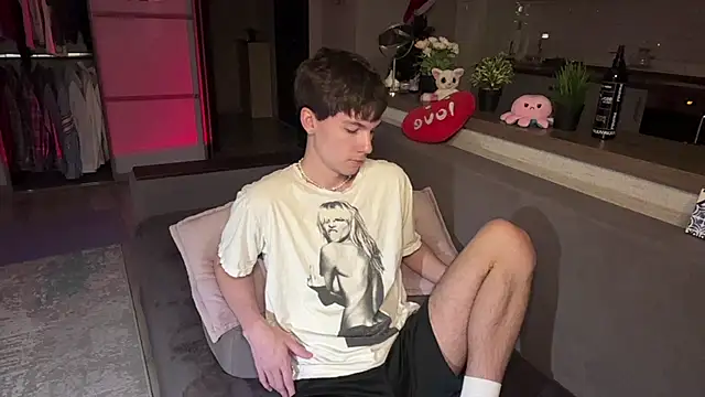 Jeremy1Scott online show from December 3, 2025, 9:35 pm