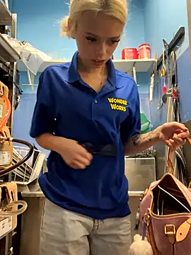 Snapshot of itspinkkk chatting on November 5, 2025, 4:51 pm itspinkkk online show from November 5, 2025, 4:51 pm