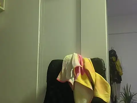 miapink33 online show from November 7, 2025, 2:44 am