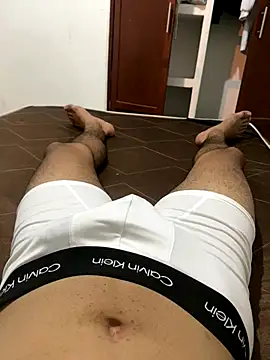 Muchachito18 online show from November 5, 2025, 4:12 am