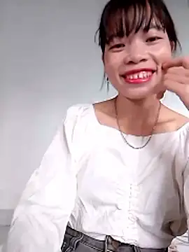 Snapshot of Erza-- chatting on October 26, 2025, 12:49 am Erza-- online show from October 26, 2025, 12:49 am