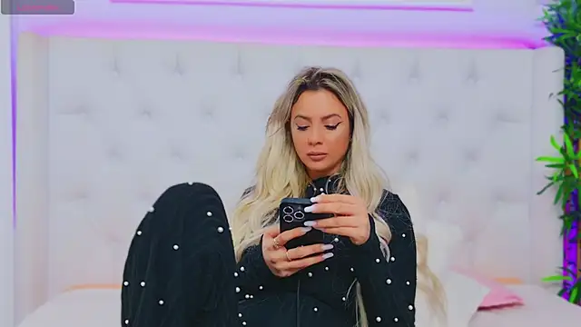 Snapshot of AriannaSins chatting on January 24, 2025, 7:49 pm AriannaSins online show from January 24, 2025, 7:49 pm