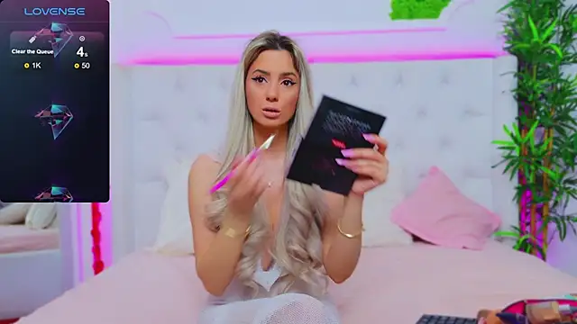 Snapshot of AriannaSins chatting on February 11, 2025, 6:01 pm AriannaSins online show from February 11, 2025, 6:01 pm