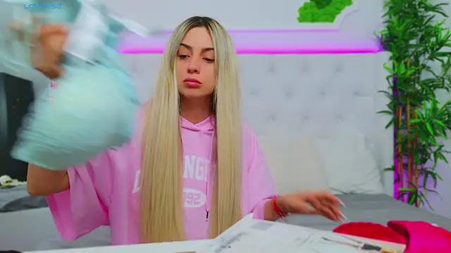 Snapshot of AriannaSins chatting on March 11, 2025, 1:23 pm AriannaSins online show from March 11, 2025, 1:23 pm