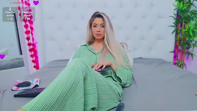 Snapshot of AriannaSins chatting on March 18, 2025, 7:53 pm AriannaSins online show from March 18, 2025, 7:53 pm