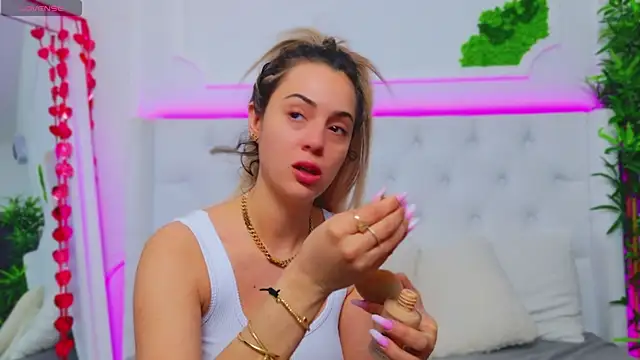 Snapshot of AriannaSins chatting on March 22, 2025, 5:39 am AriannaSins online show from March 22, 2025, 5:39 am