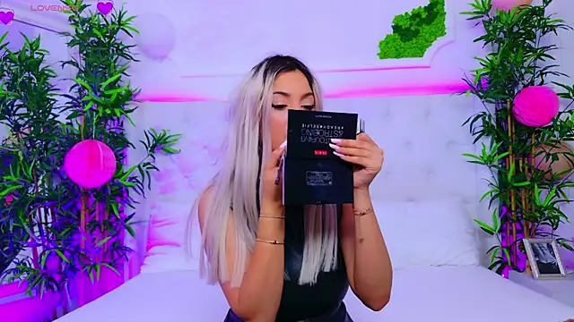 Snapshot of AriannaSins chatting on September 22, 2025, 12:29 pm AriannaSins online show from September 22, 2025, 12:29 pm