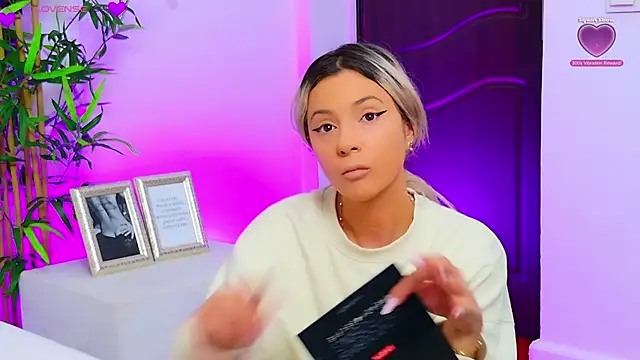 Snapshot of AriannaSins chatting on September 25, 2025, 12:09 pm AriannaSins online show from September 25, 2025, 12:09 pm