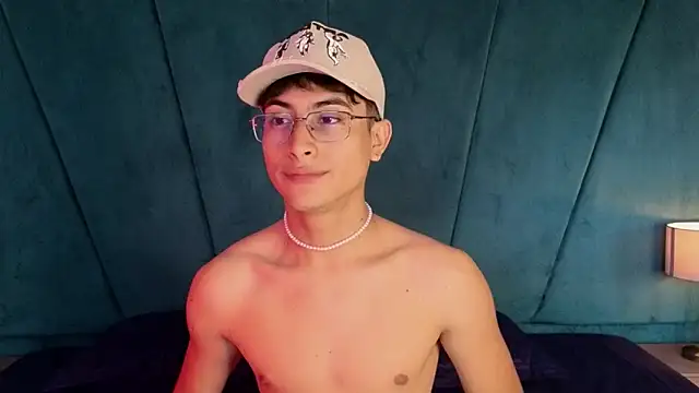 Aaron Eze online show from November 21, 2025, 8:18 pm