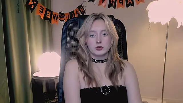 Snapshot of ScarlettScril chatting on November 4, 2025, 1:21 pm ScarlettScril online show from November 4, 2025, 1:21 pm