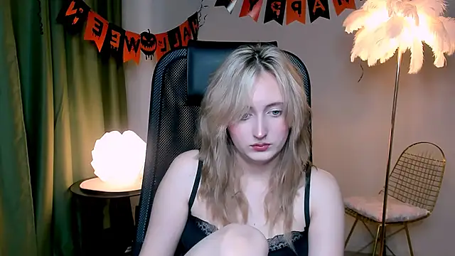 Snapshot of ScarlettScril chatting on November 9, 2025, 6:33 am ScarlettScril online show from November 9, 2025, 6:33 am