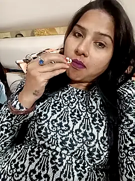 Vanshika1432 online show from November 17, 2025, 4:57 pm