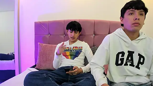 hoot booys  online show from February 9, 2026, 8:13 pm