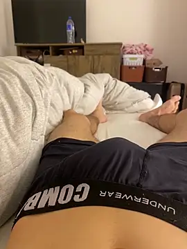 leozin01 online show from November 7, 2025, 5:13 pm