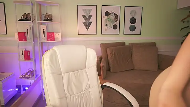 EmilyTurneer online show from April 15, 2026, 7:21 pm