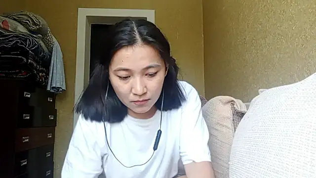 LinneaHyles online show from October 31, 2025, 5:30 am