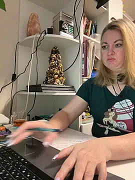 Amelia-Diamond online show from December 3, 2025, 12:25 pm