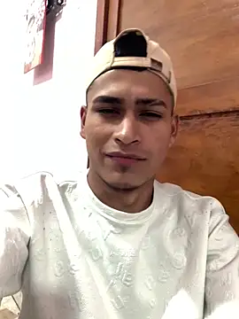 Snapshot of Emiliano_Reyes chatting on June 3, 2026, 1:52 am Emiliano Reyes online show from June 3, 2026, 1:52 am