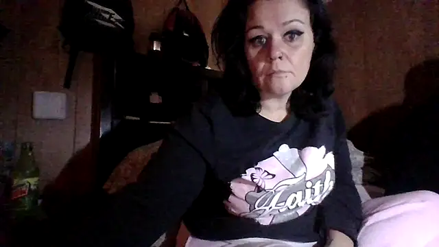 ravenlove1986 online show from October 29, 2025, 8:32 pm