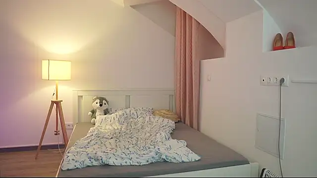 lisa mccoy  online show from April 7, 2026, 6:19 pm