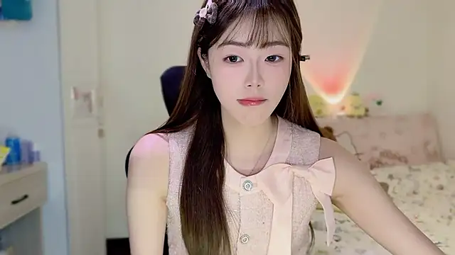 Onecutelittle online show from December 2, 2025, 1:55 am