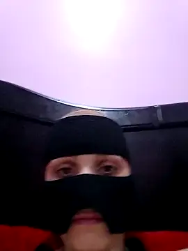 SandyAmr online show from November 16, 2025, 8:31 am