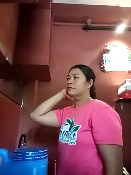 Snapshot of Yummymarie09 chatting on November 7, 2025, 4:12 am Yummymarie09 online show from November 7, 2025, 4:12 am