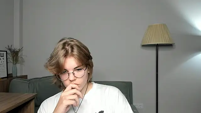 MelodyBaur online show from October 25, 2025, 9:06 am