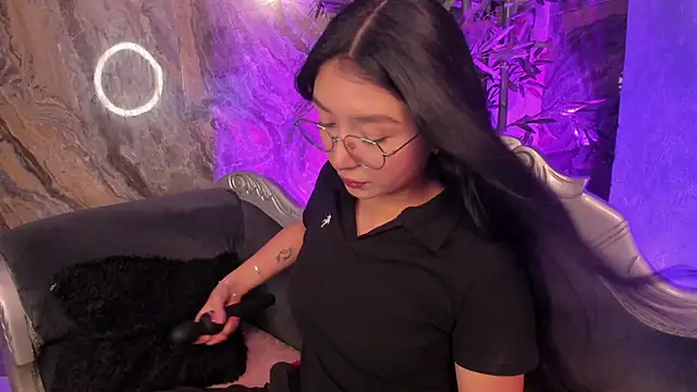 sydney miller  online show from March 4, 2026, 11:33 pm