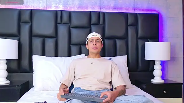 EnzoVegga online show from October 22, 2025, 9:36 pm