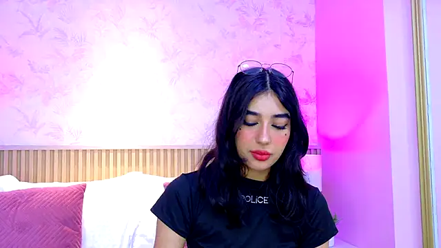 AdelineJhones online show from October 29, 2025, 1:46 pm